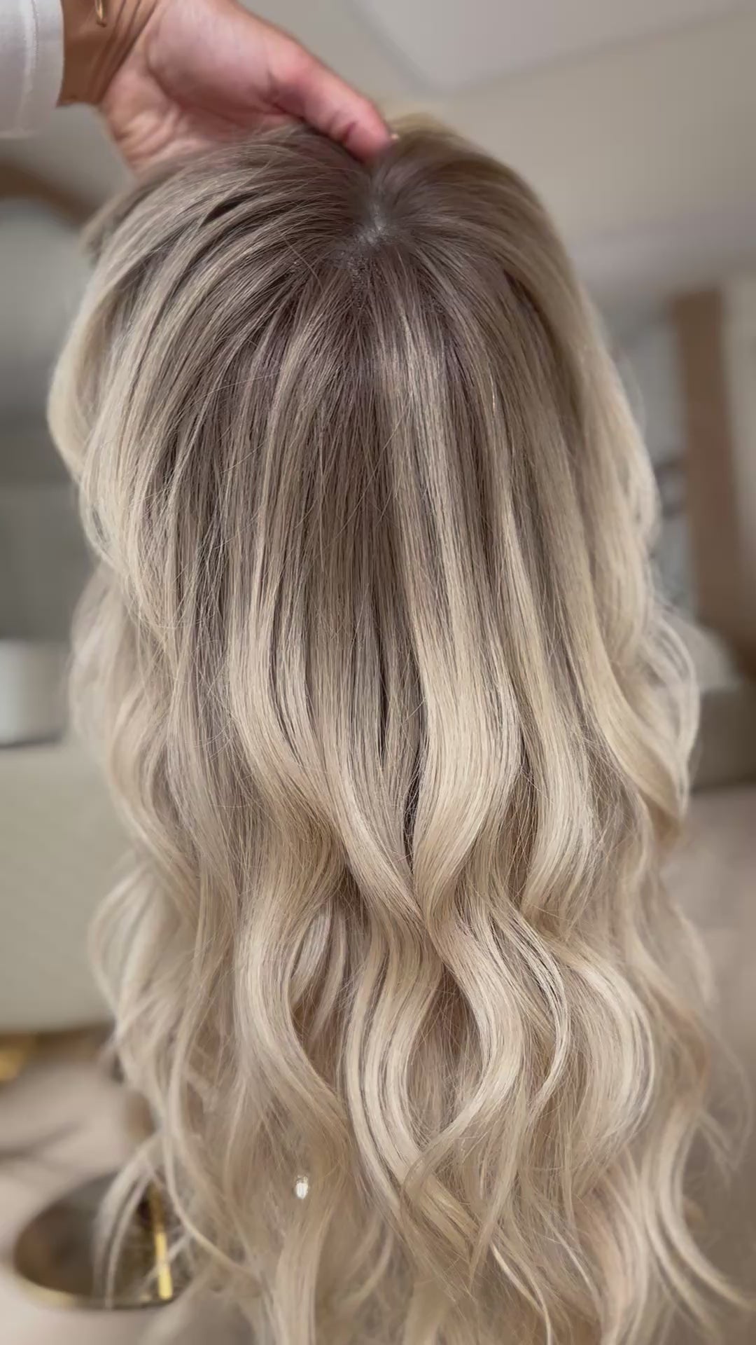 blondes Echthaarteil wird frontal im Video gezeigt. Video dient der Produktpräsentation eines Artikels in der Kategorie Topper/Perücken.
