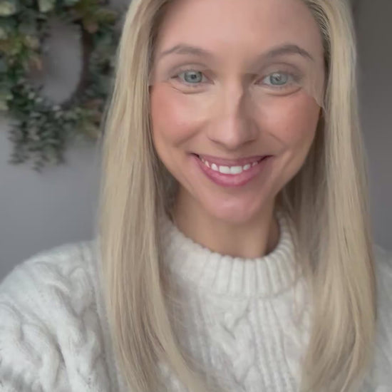 Video zeigt attraktive Frau mit schulterlangem blondem Haar. Video dient der Produktpräsentation eines Artikels in der Kategorie Topper