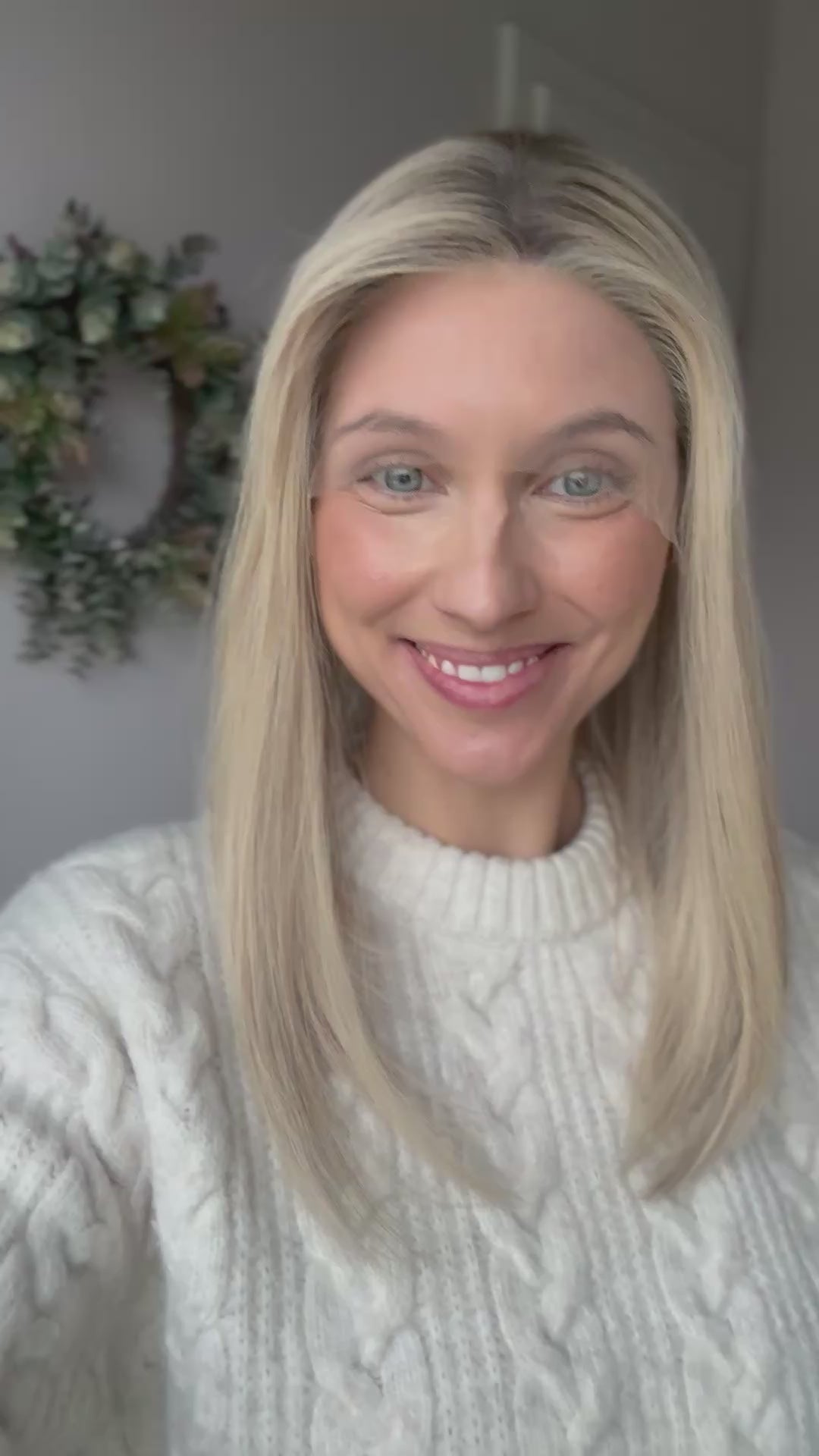 Video zeigt attraktive Frau mit schulterlangem blondem Haar. Video dient der Produktpräsentation eines Artikels in der Kategorie Topper