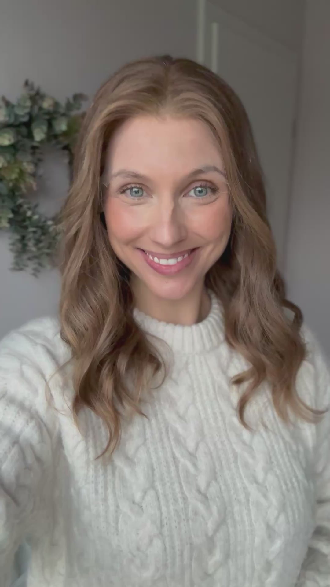 Video zeigt attraktive Frau mit schulterlangem braunem Haar. Video dient der Produktpräsentation eines Artikels in der Kategorie Topper/Perücken.