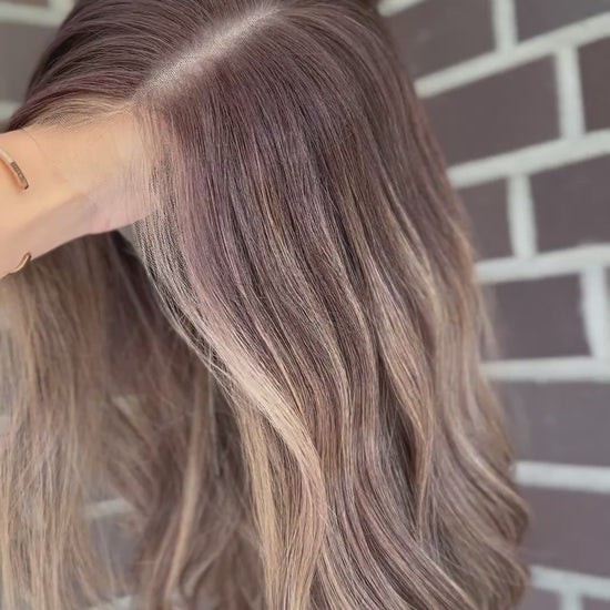 blondes Echthaarteil wird seitlich im Video gezeigt. Video dient der Produktpräsentation eines Artikels in der Kategorie Topper/Perücken.