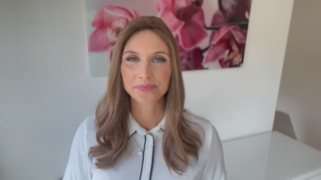 Video laden: Attraktive Frau trägt Echthaar-Perücke und spricht darüber, was ein Silk Top Topper ist.