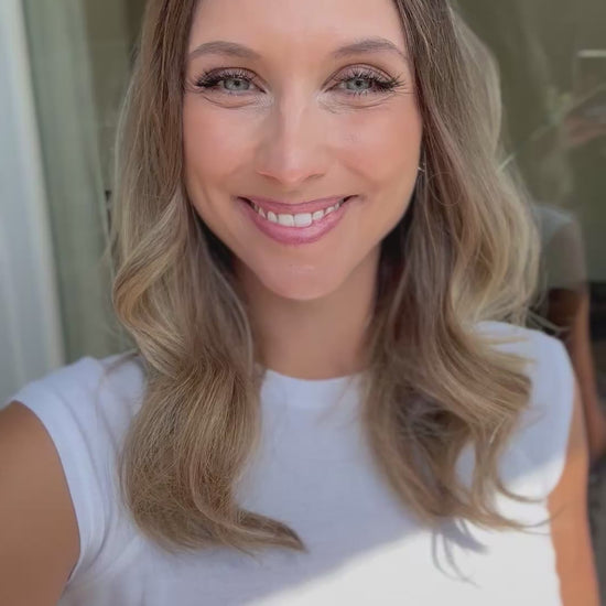 Video zeigt attraktive Frau mit schulterlangem blondem Haar. Video dient der Produktpräsentation eines Artikels in der Kategorie Topper