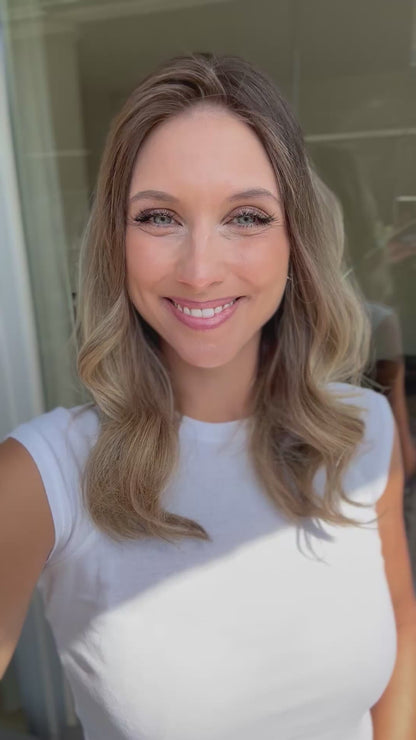 Video zeigt attraktive Frau mit schulterlangem blondem Haar. Video dient der Produktpräsentation eines Artikels in der Kategorie Topper