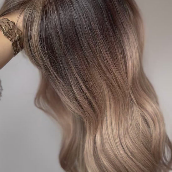 blondes Echthaarteil wird seitlich im Video gezeigt. Video dient der Produktpräsentation eines Artikels in der Kategorie Topper/Perücken.