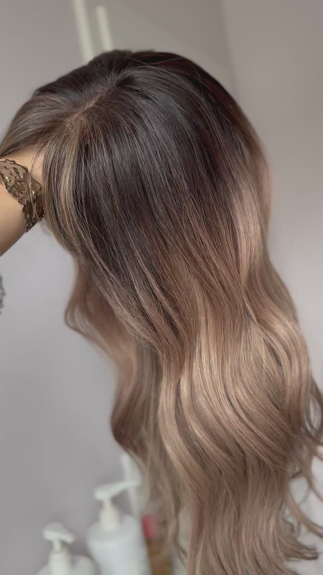 blondes Echthaarteil wird seitlich im Video gezeigt. Video dient der Produktpräsentation eines Artikels in der Kategorie Topper/Perücken.