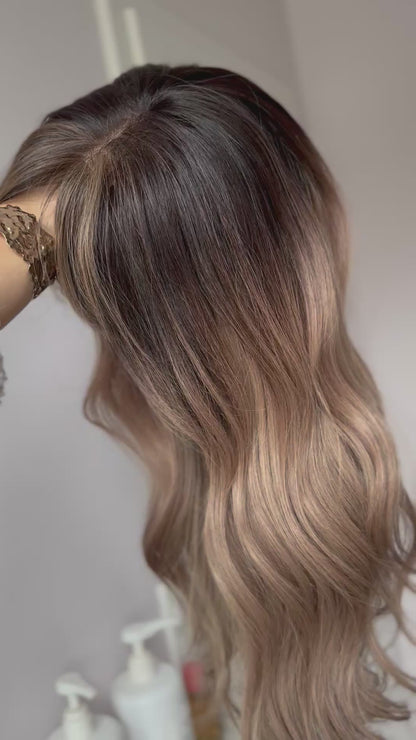 blondes Echthaarteil wird seitlich im Video gezeigt. Video dient der Produktpräsentation eines Artikels in der Kategorie Topper/Perücken.